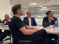 Elon Musk Pakai Kaos 'Murah' Saat Temui Luhut, Ini Harganya