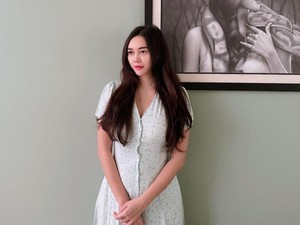 Aura Kasih Ungkap Makna Pria di Lukisannya