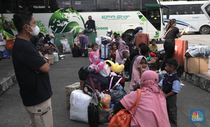 Calon penumpang menunggu jadwal keberangkatan bus antarkota antarprovinsi (AKAP) di Terminal Kampung Rambutan, Jakarta Timur, Rabu (27/4/2022). Memasuki H-5 Idul Fitri 1443 H, ribuan pemudik mulai memadati Terminal Kampung Rambutan. (CNBC Indonesia/Muhammad Sabki) Calon penumpang menunggu jadwal keberangkatan bus antarkota antarprovinsi (AKAP) di Terminal Kampung Rambutan, Jakarta Timur, Rabu (27/4/2022). Memasuki H-5 Idul Fitri 1443 H, ribuan pemudik mulai memadati Terminal Kampung Rambutan. (CNBC Indonesia/Muhammad Sabki)