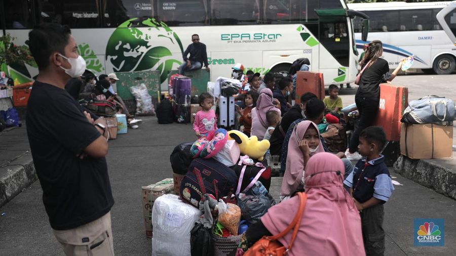 Calon penumpang menunggu jadwal keberangkatan bus antarkota antarprovinsi (AKAP) di Terminal Kampung Rambutan, Jakarta Timur, Rabu (27/4/2022). Memasuki H-5 Idul Fitri 1443 H, ribuan pemudik mulai memadati Terminal Kampung Rambutan. (CNBC Indonesia/Muhammad Sabki)