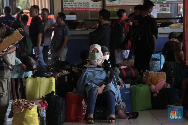 Calon penumpang menunggu jadwal keberangkatan bus antarkota antarprovinsi (AKAP) di Terminal Kampung Rambutan, Jakarta Timur, Rabu (27/4/2022). Memasuki H-5 Idul Fitri 1443 H, ribuan pemudik mulai memadati Terminal Kampung Rambutan. (CNBC Indonesia/Muhammad Sabki)