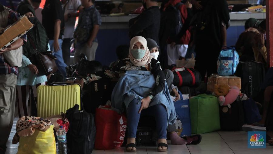 Calon penumpang menunggu jadwal keberangkatan bus antarkota antarprovinsi (AKAP) di Terminal Kampung Rambutan, Jakarta Timur, Rabu (27/4/2022). Memasuki H-5 Idul Fitri 1443 H, ribuan pemudik mulai memadati Terminal Kampung Rambutan. (CNBC Indonesia/Muhammad Sabki)