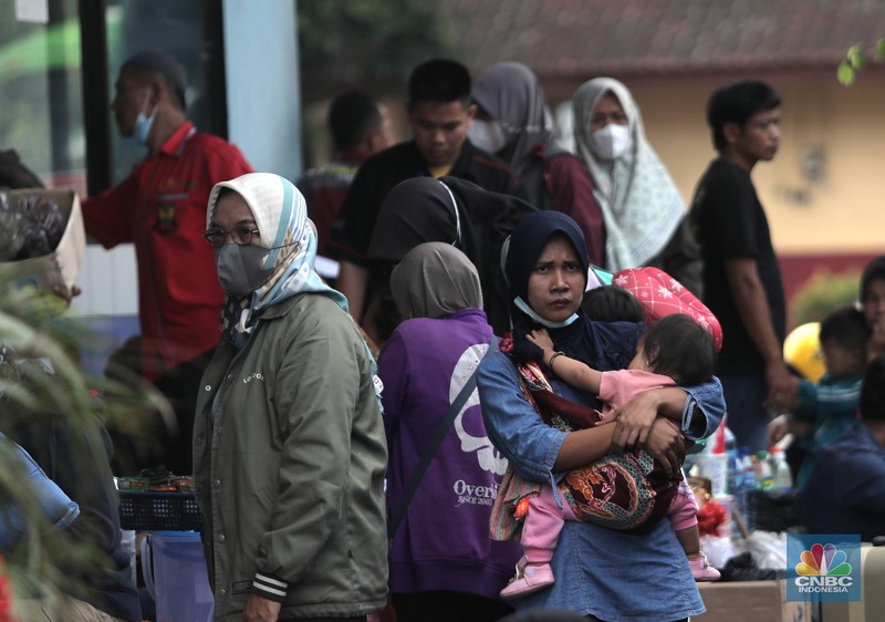 Calon penumpang menunggu jadwal keberangkatan bus antarkota antarprovinsi (AKAP) di Terminal Kampung Rambutan, Jakarta Timur, Rabu (27/4/2022). Memasuki H-5 Idul Fitri 1443 H, ribuan pemudik mulai memadati Terminal Kampung Rambutan. (CNBC Indonesia/Muhammad Sabki)