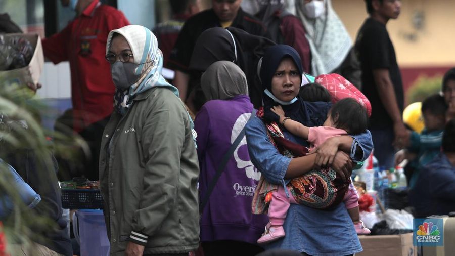 Calon penumpang menunggu jadwal keberangkatan bus antarkota antarprovinsi (AKAP) di Terminal Kampung Rambutan, Jakarta Timur, Rabu (27/4/2022). Memasuki H-5 Idul Fitri 1443 H, ribuan pemudik mulai memadati Terminal Kampung Rambutan. (CNBC Indonesia/Muhammad Sabki)