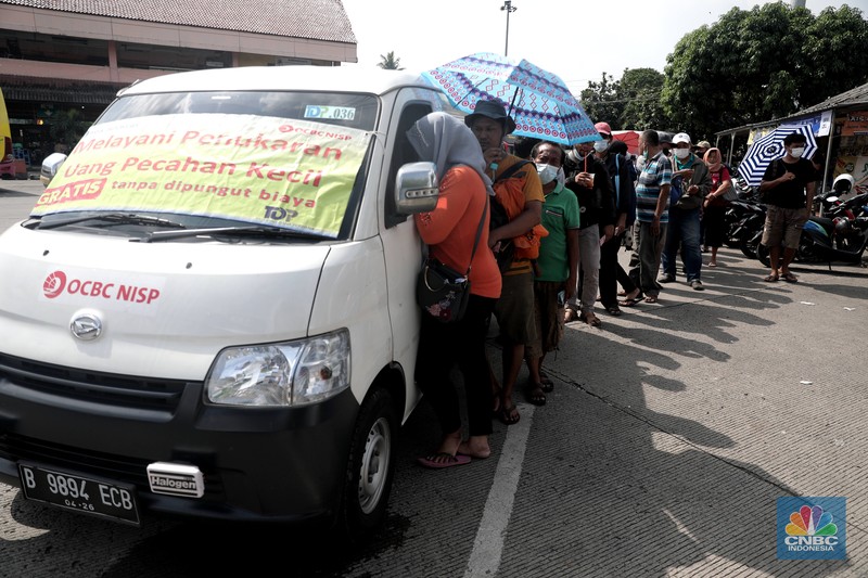 Calon penumpang menunggu jadwal keberangkatan bus antarkota antarprovinsi (AKAP) di Terminal Kampung Rambutan, Jakarta Timur, Rabu (27/4/2022). Memasuki H-5 Idul Fitri 1443 H, ribuan pemudik mulai memadati Terminal Kampung Rambutan. (CNBC Indonesia/Muhammad Sabki) Calon penumpang menunggu jadwal keberangkatan bus antarkota antarprovinsi (AKAP) di Terminal Kampung Rambutan, Jakarta Timur, Rabu (27/4/2022). Memasuki H-5 Idul Fitri 1443 H, ribuan pemudik mulai memadati Terminal Kampung Rambutan. (CNBC Indonesia/Muhammad Sabki)