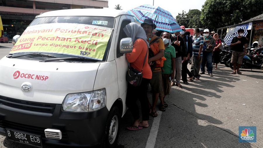 Calon penumpang menunggu jadwal keberangkatan bus antarkota antarprovinsi (AKAP) di Terminal Kampung Rambutan, Jakarta Timur, Rabu (27/4/2022). Memasuki H-5 Idul Fitri 1443 H, ribuan pemudik mulai memadati Terminal Kampung Rambutan. (CNBC Indonesia/Muhammad Sabki)