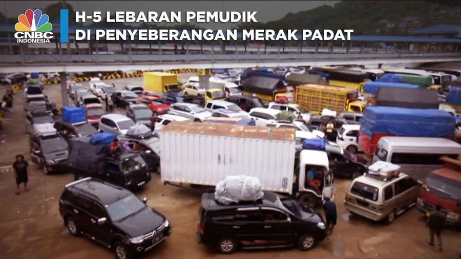 H-5 Lebaran Pemudik di Penyeberangan Merak Padat
