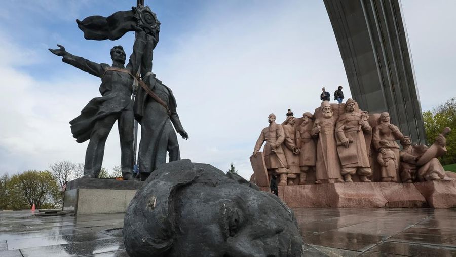 Pekerja membongkar monumen Soviet untuk persahabatan Ukraina-Rusia, di tengah invasi Rusia ke Ukraina. (REUTERS/GLEB GARANICH)