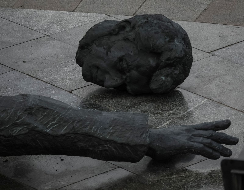 Pekerja membongkar monumen Soviet untuk persahabatan Ukraina-Rusia, di tengah invasi Rusia ke Ukraina. (REUTERS/GLEB GARANICH)