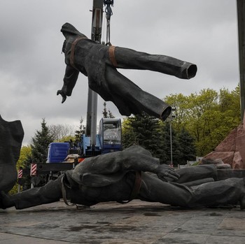 Good Bye Rusia, Ukraina Hancurkan Patung Persahabatan Soviet