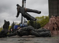 Good Bye Rusia, Ukraina Hancurkan Patung Persahabatan Soviet