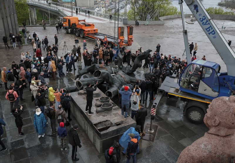 Pekerja membongkar monumen Soviet untuk persahabatan Ukraina-Rusia, di tengah invasi Rusia ke Ukraina. (REUTERS/GLEB GARANICH) Pekerja membongkar monumen Soviet untuk persahabatan Ukraina-Rusia, di tengah invasi Rusia ke Ukraina. (REUTERS/GLEB GARANICH)