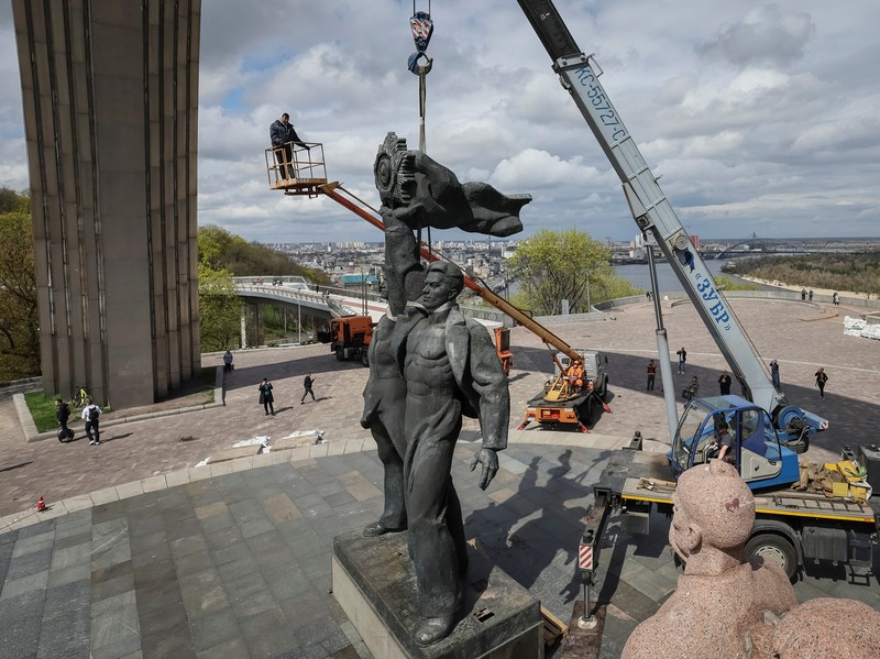 Pekerja membongkar monumen Soviet untuk persahabatan Ukraina-Rusia, di tengah invasi Rusia ke Ukraina. (REUTERS/GLEB GARANICH) Pekerja membongkar monumen Soviet untuk persahabatan Ukraina-Rusia, di tengah invasi Rusia ke Ukraina. (REUTERS/GLEB GARANICH)