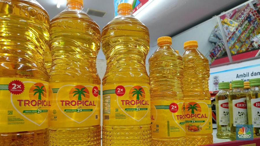 Penjualan minyak goreng di minimarket yang berlokasi di Bogor Nirwana Residences (BNR), Bogor Selatan. (CNBC Indonesia/Ferry Sandi)