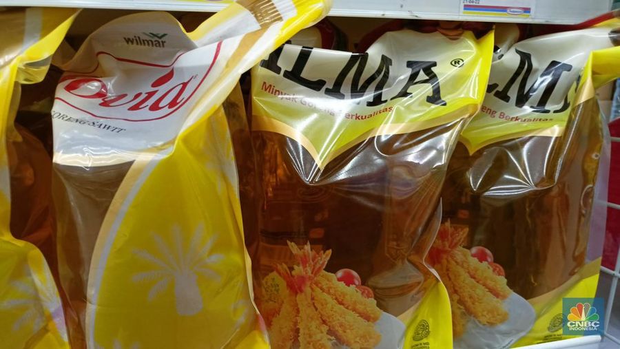 Penjualan minyak goreng di minimarket yang berlokasi di Bogor Nirwana Residences (BNR), Bogor Selatan. (CNBC Indonesia/Ferry Sandi)