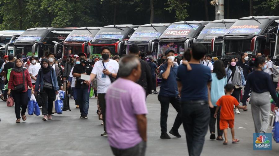 Peserta membawa barang untuk mengikuti Mudik Aman Mudik Sehat Bersama BUMN Tahun 2022 di Gelora Bung Karno, Jakarta, Rabu (27/4/2022).  (CNB Indonesia/Andrean Kristianto)