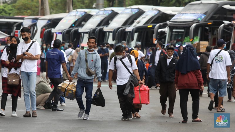 Peserta membawa barang untuk mengikuti Mudik Aman Mudik Sehat Bersama BUMN Tahun 2022 di Gelora Bung Karno, Jakarta, Rabu (27/4/2022). (CNB Indonesia/Andrean Kristianto) Peserta membawa barang untuk mengikuti Mudik Aman Mudik Sehat Bersama BUMN Tahun 2022 di Gelora Bung Karno, Jakarta, Rabu (27/4/2022). (CNB Indonesia/Andrean Kristianto)