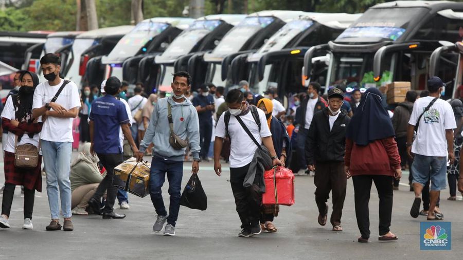 Peserta membawa barang untuk mengikuti Mudik Aman Mudik Sehat Bersama BUMN Tahun 2022 di Gelora Bung Karno, Jakarta, Rabu (27/4/2022).  (CNB Indonesia/Andrean Kristianto)