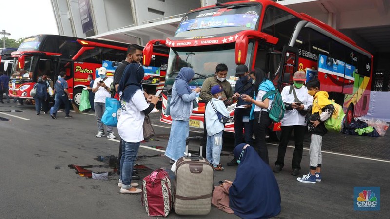 Peserta membawa barang untuk mengikuti Mudik Aman Mudik Sehat Bersama BUMN Tahun 2022 di Gelora Bung Karno, Jakarta, Rabu (27/4/2022).  (CNB Indonesia/Andrean Kristianto)