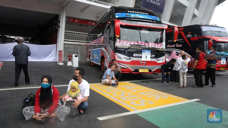 Peserta membawa barang untuk mengikuti Mudik Aman Mudik Sehat Bersama BUMN Tahun 2022 di Gelora Bung Karno, Jakarta, Rabu (27/4/2022).  (CNB Indonesia/Andrean Kristianto)