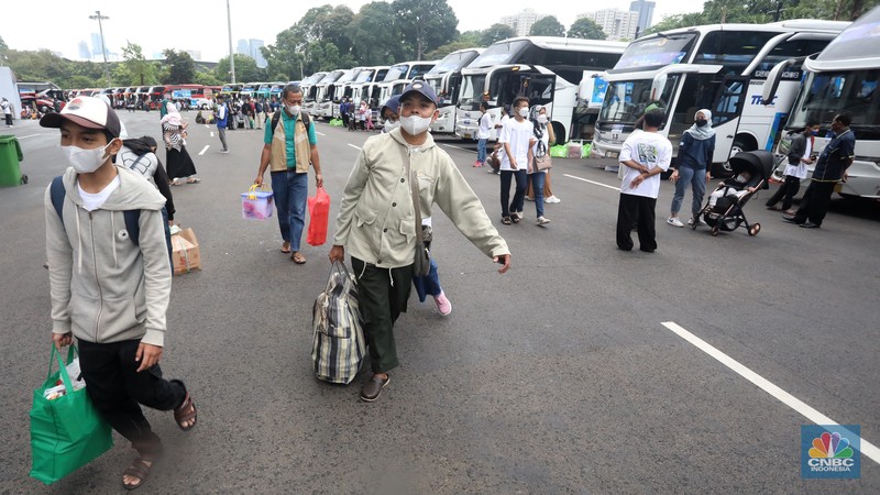 Peserta membawa barang untuk mengikuti Mudik Aman Mudik Sehat Bersama BUMN Tahun 2022 di Gelora Bung Karno, Jakarta, Rabu (27/4/2022). (CNB Indonesia/Andrean Kristianto) Peserta membawa barang untuk mengikuti Mudik Aman Mudik Sehat Bersama BUMN Tahun 2022 di Gelora Bung Karno, Jakarta, Rabu (27/4/2022). (CNB Indonesia/Andrean Kristianto)