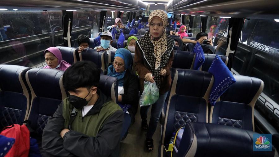 Peserta membawa barang untuk mengikuti Mudik Aman Mudik Sehat Bersama BUMN Tahun 2022 di Gelora Bung Karno, Jakarta, Rabu (27/4/2022).  (CNB Indonesia/Andrean Kristianto)