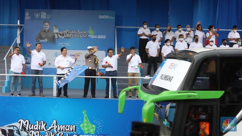 Peserta membawa barang untuk mengikuti Mudik Aman Mudik Sehat Bersama BUMN Tahun 2022 di Gelora Bung Karno, Jakarta, Rabu (27/4/2022).  (CNB Indonesia/Andrean Kristianto)