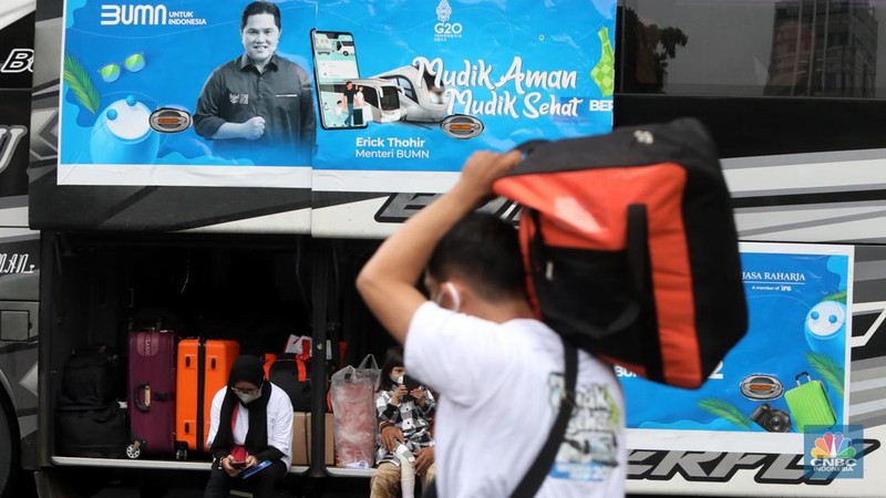 Peserta membawa barang untuk mengikuti Mudik Aman Mudik Sehat Bersama BUMN Tahun 2022 di Gelora Bung Karno, Jakarta, Rabu (27/4/2022).  (CNB Indonesia/Andrean Kristianto)