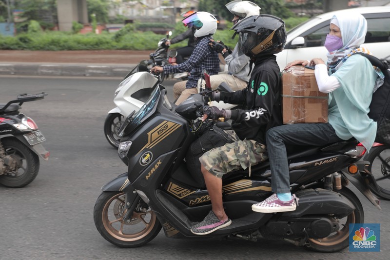 Sejumlah pemudik yang mengendarai motor mulai meramaikan Jalan Raya Kalimalang, Rabu (27/4/2022). (CNBC Indonesia/Muhammad Sabki) Sejumlah pemudik yang mengendarai motor mulai meramaikan Jalan Raya Kalimalang, Rabu (27/4/2022). (CNBC Indonesia/Muhammad Sabki)