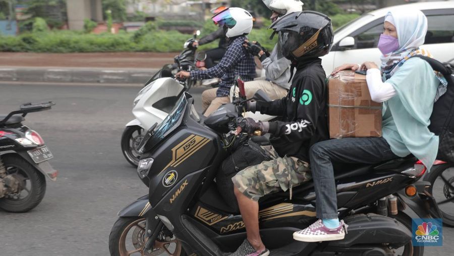 Sejumlah pemudik yang mengendarai motor mulai meramaikan Jalan Raya Kalimalang, Rabu (27/4/2022). (CNBC Indonesia/Muhammad Sabki)