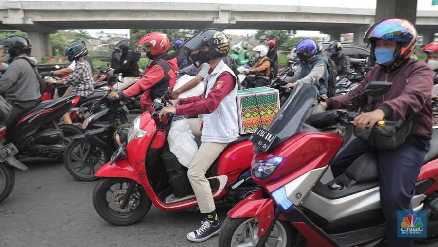 Sejumlah pemudik yang mengendarai motor mulai meramaikan Jalan Raya Kalimalang, Rabu (27/4/2022). (CNBC Indonesia/Muhammad Sabki)