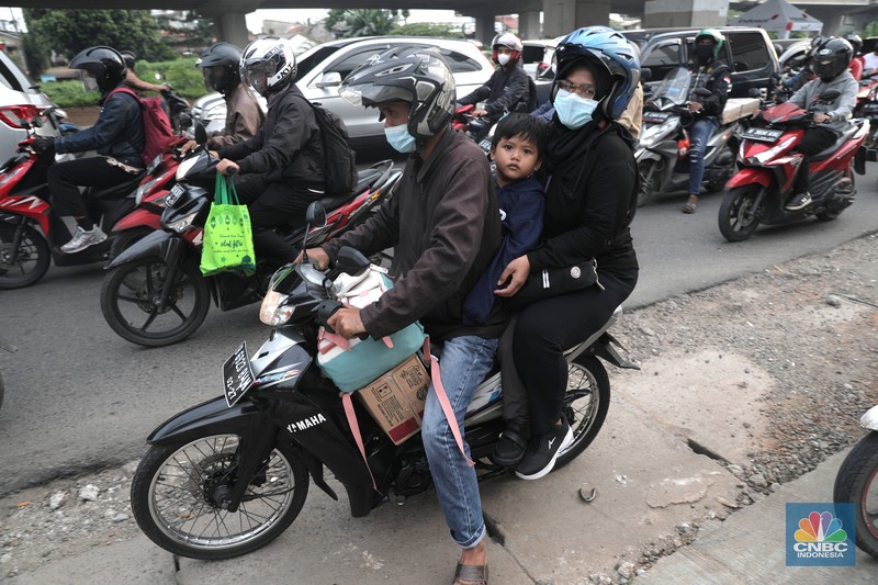 Sejumlah pemudik yang mengendarai motor mulai meramaikan Jalan Raya Kalimalang, Rabu (27/4/2022). (CNBC Indonesia/Muhammad Sabki)