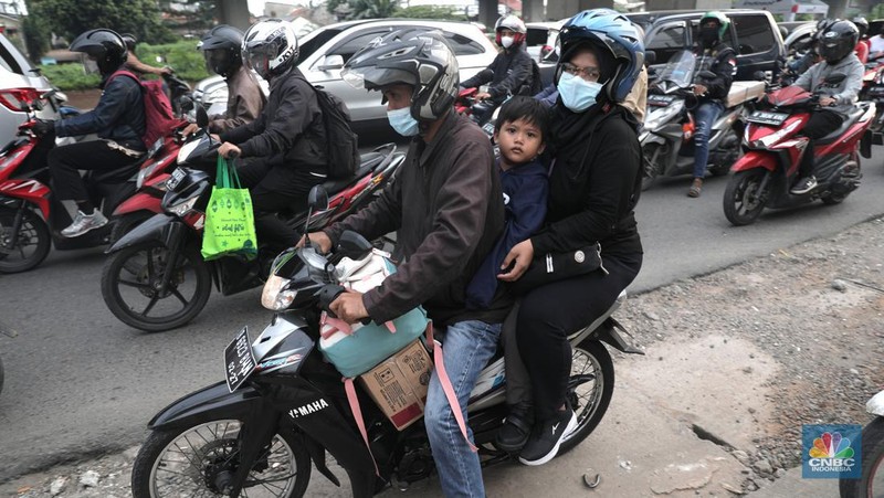 Sejumlah pemudik yang mengendarai motor mulai meramaikan Jalan Raya Kalimalang, Rabu (27/4/2022). (CNBC Indonesia/Muhammad Sabki)
