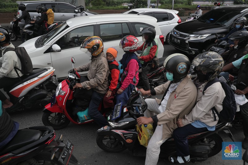 Sejumlah pemudik yang mengendarai motor mulai meramaikan Jalan Raya Kalimalang, Rabu (27/4/2022). (CNBC Indonesia/Muhammad Sabki)