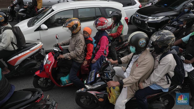Sejumlah pemudik yang mengendarai motor mulai meramaikan Jalan Raya Kalimalang, Rabu (27/4/2022). (CNBC Indonesia/Muhammad Sabki)