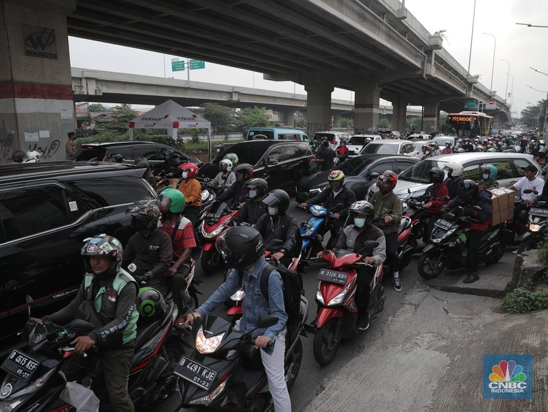 Sejumlah pemudik yang mengendarai motor mulai meramaikan Jalan Raya Kalimalang, Rabu (27/4/2022). (CNBC Indonesia/Muhammad Sabki)