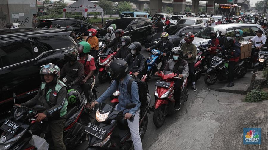 Sejumlah pemudik yang mengendarai motor mulai meramaikan Jalan Raya Kalimalang, Rabu (27/4/2022). (CNBC Indonesia/Muhammad Sabki)