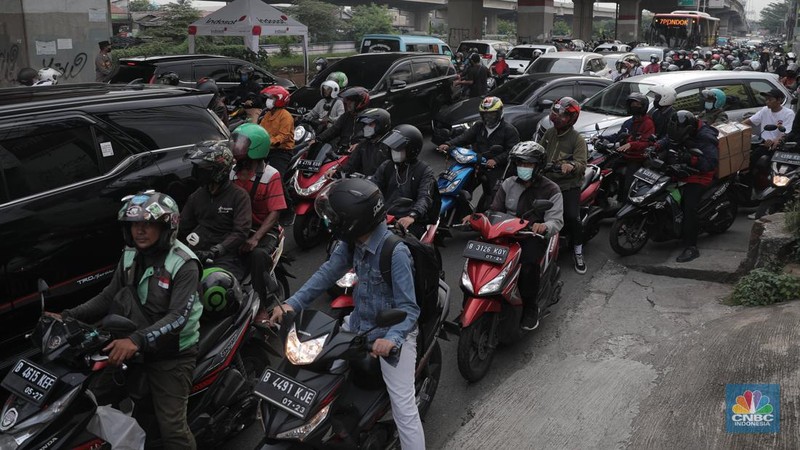 Sejumlah pemudik yang mengendarai motor mulai meramaikan Jalan Raya Kalimalang, Rabu (27/4/2022). (CNBC Indonesia/Muhammad Sabki)
