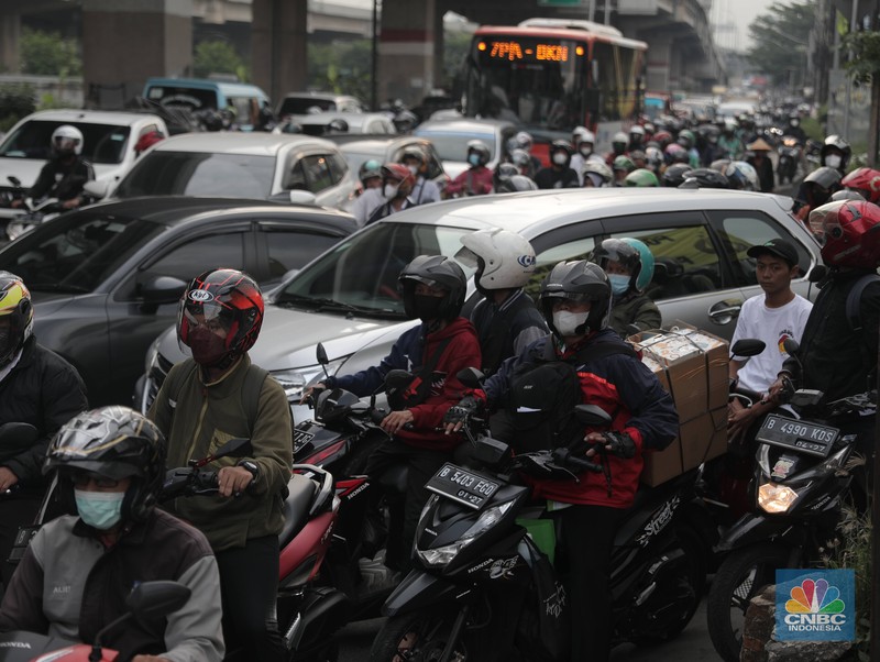 Sejumlah pemudik yang mengendarai motor mulai meramaikan Jalan Raya Kalimalang, Rabu (27/4/2022). (CNBC Indonesia/Muhammad Sabki) Sejumlah pemudik yang mengendarai motor mulai meramaikan Jalan Raya Kalimalang, Rabu (27/4/2022). (CNBC Indonesia/Muhammad Sabki)