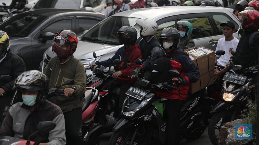 Sejumlah pemudik yang mengendarai motor mulai meramaikan Jalan Raya Kalimalang, Rabu (27/4/2022). (CNBC Indonesia/Muhammad Sabki)