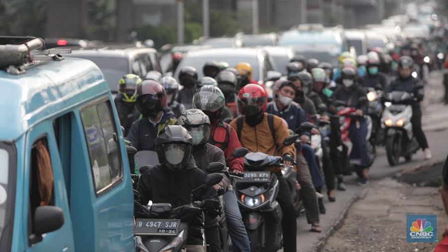 Sejumlah pemudik yang mengendarai motor mulai meramaikan Jalan Raya Kalimalang, Rabu (27/4/2022). (CNBC Indonesia/Muhammad Sabki)