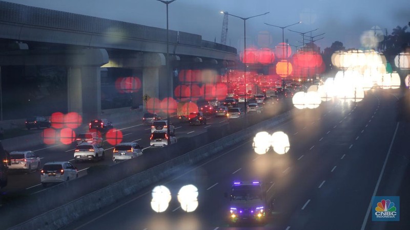 Suasana lalu lintas kendaraan menuju Cikampek di kawasan Pondok Gede, Jakarta Timur, Rabu (27/4/2022). (CNBC Indonesia/Andrean Kristianto)