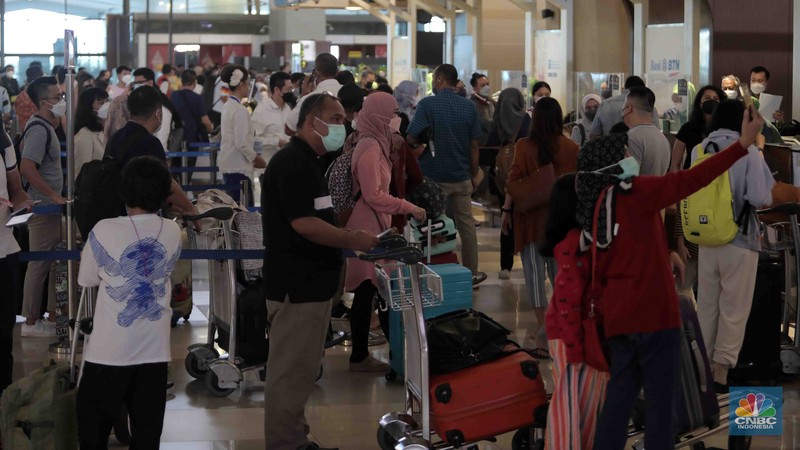 Calon penumpang mengantri check-in tiketin di Terminal 3 Bandara Soetta, Jakarta, Kamis, (28/4/2022). Empat hari jelang hari raya Idul Fitri, Bandara Soekarno Hatta dipadati pemudik sejak pagi. (CNBC Indonesia/Muhammad Sabki)