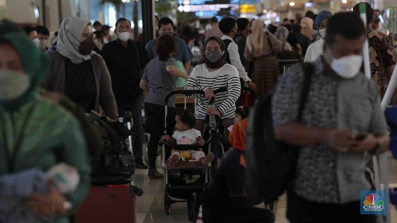 Calon penumpang mengantri check-in tiketin di Terminal 3 Bandara Soetta, Jakarta, Kamis, (28/4/2022). Empat hari jelang hari raya Idul Fitri, Bandara Soekarno Hatta dipadati pemudik sejak pagi. (CNBC Indonesia/Muhammad Sabki)