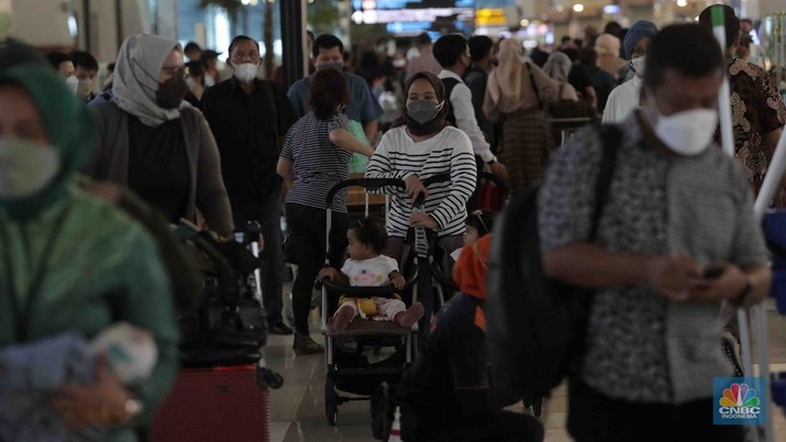Calon penumpang mengantri check-in tiketin di Terminal 3 Bandara Soetta, Jakarta, Kamis, (28/4/2022). Empat hari jelang hari raya Idul Fitri, Bandara Soekarno Hatta dipadati pemudik sejak pagi. (CNBC Indonesia/Muhammad Sabki) Calon penumpang mengantri check-in tiketin di Terminal 3 Bandara Soetta, Jakarta, Kamis, (28/4/2022). Empat hari jelang hari raya Idul Fitri, Bandara Soekarno Hatta dipadati pemudik sejak pagi. (CNBC Indonesia/Muhammad Sabki)