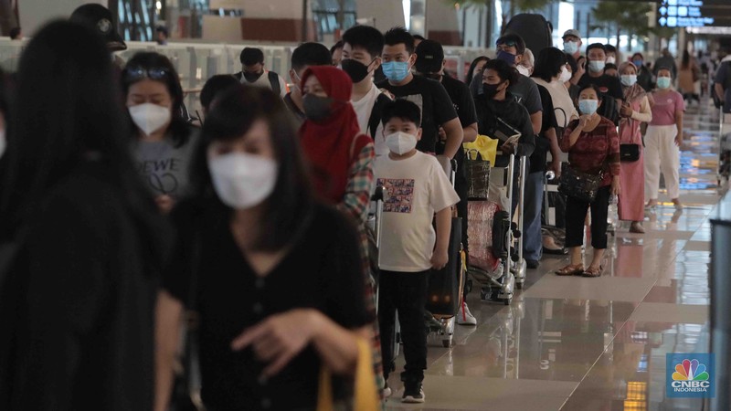 Calon penumpang mengantri check-in tiketin di Terminal 3 Bandara Soetta, Jakarta, Kamis, (28/4/2022). Empat hari jelang hari raya Idul Fitri, Bandara Soekarno Hatta dipadati pemudik sejak pagi. (CNBC Indonesia/Muhammad Sabki) Calon penumpang mengantri check-in tiketin di Terminal 3 Bandara Soetta, Jakarta, Kamis, (28/4/2022). Empat hari jelang hari raya Idul Fitri, Bandara Soekarno Hatta dipadati pemudik sejak pagi. (CNBC Indonesia/Muhammad Sabki)