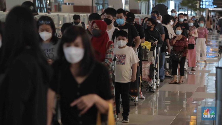 Calon penumpang mengantri check-in tiketin di Terminal 3 Bandara Soetta, Jakarta, Kamis, (28/4/2022). Empat hari jelang hari raya Idul Fitri, Bandara Soekarno Hatta dipadati pemudik sejak pagi. (CNBC Indonesia/Muhammad Sabki)