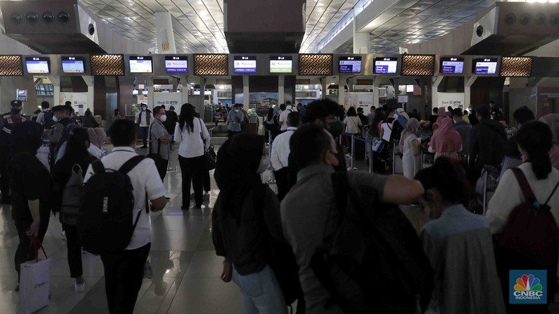 Calon penumpang mengantri check-in tiketin di Terminal 3 Bandara Soetta, Jakarta, Kamis, (28/4/2022). Empat hari jelang hari raya Idul Fitri, Bandara Soekarno Hatta dipadati pemudik sejak pagi. (CNBC Indonesia/Muhammad Sabki) Calon penumpang mengantri check-in tiketin di Terminal 3 Bandara Soetta, Jakarta, Kamis, (28/4/2022). Empat hari jelang hari raya Idul Fitri, Bandara Soekarno Hatta dipadati pemudik sejak pagi. (CNBC Indonesia/Muhammad Sabki)