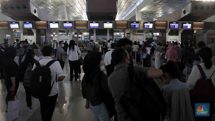 Calon penumpang mengantri check-in tiketin di Terminal 3 Bandara Soetta, Jakarta, Kamis, (28/4/2022). Empat hari jelang hari raya Idul Fitri, Bandara Soekarno Hatta dipadati pemudik sejak pagi. (CNBC Indonesia/Muhammad Sabki)