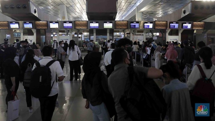 Calon penumpang mengantri check-in tiketin di Terminal 3 Bandara Soetta, Jakarta, Kamis, (28/4/2022). Empat hari jelang hari raya Idul Fitri, Bandara Soekarno Hatta dipadati pemudik sejak pagi. (CNBC Indonesia/Muhammad Sabki) Calon penumpang mengantri check-in tiketin di Terminal 3 Bandara Soetta, Jakarta, Kamis, (28/4/2022). Empat hari jelang hari raya Idul Fitri, Bandara Soekarno Hatta dipadati pemudik sejak pagi. (CNBC Indonesia/Muhammad Sabki)
